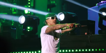 Feid cerró su tour en Bogotá con invitados de lujo y un toque navideño