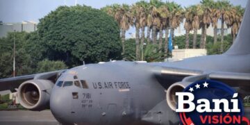 Un avión cisterna KC-135R Stratotanker de la Fuerza Aérea de los Estados Unidos despegó desde el Aeropuerto Internacional